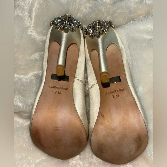 Badgley Mischka Kiara Ivory Satin Peep Toe Pumps EUC - Picture 10 of 10